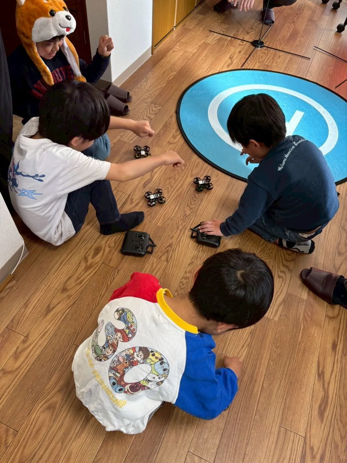 ドローンを操縦する子どもたち