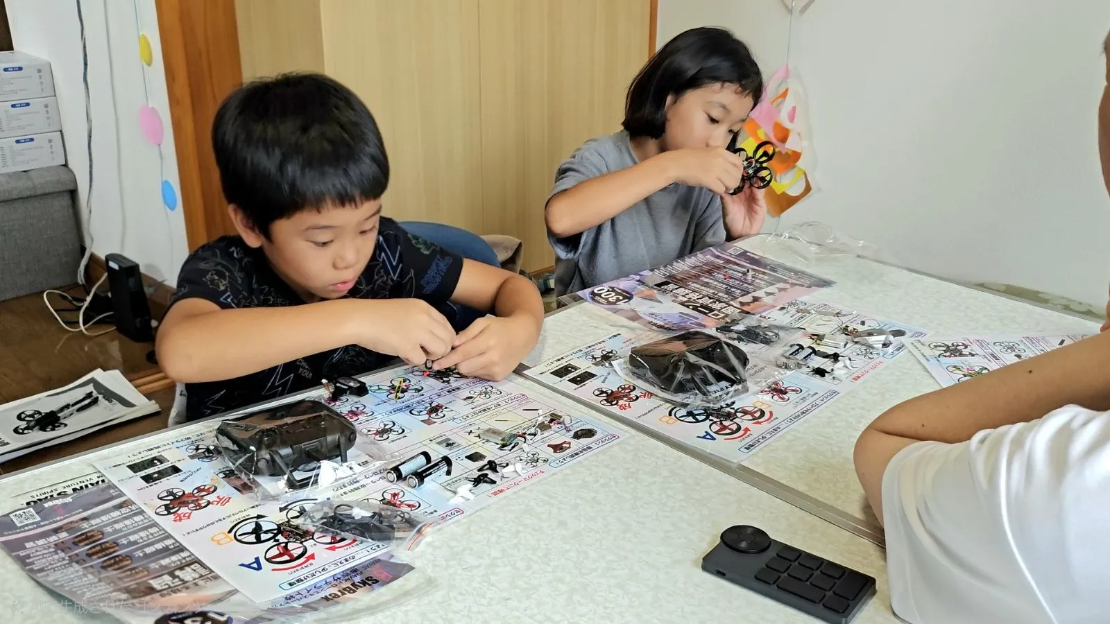 組み立てに集中する子どもたち