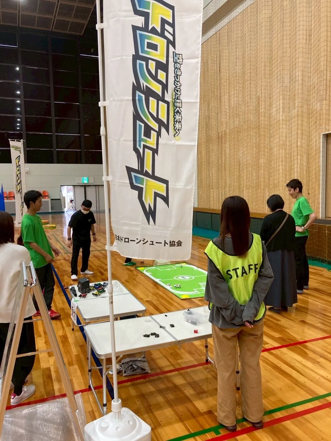 イベント会場に出展したドローンシュートのブースと運営スタッフ