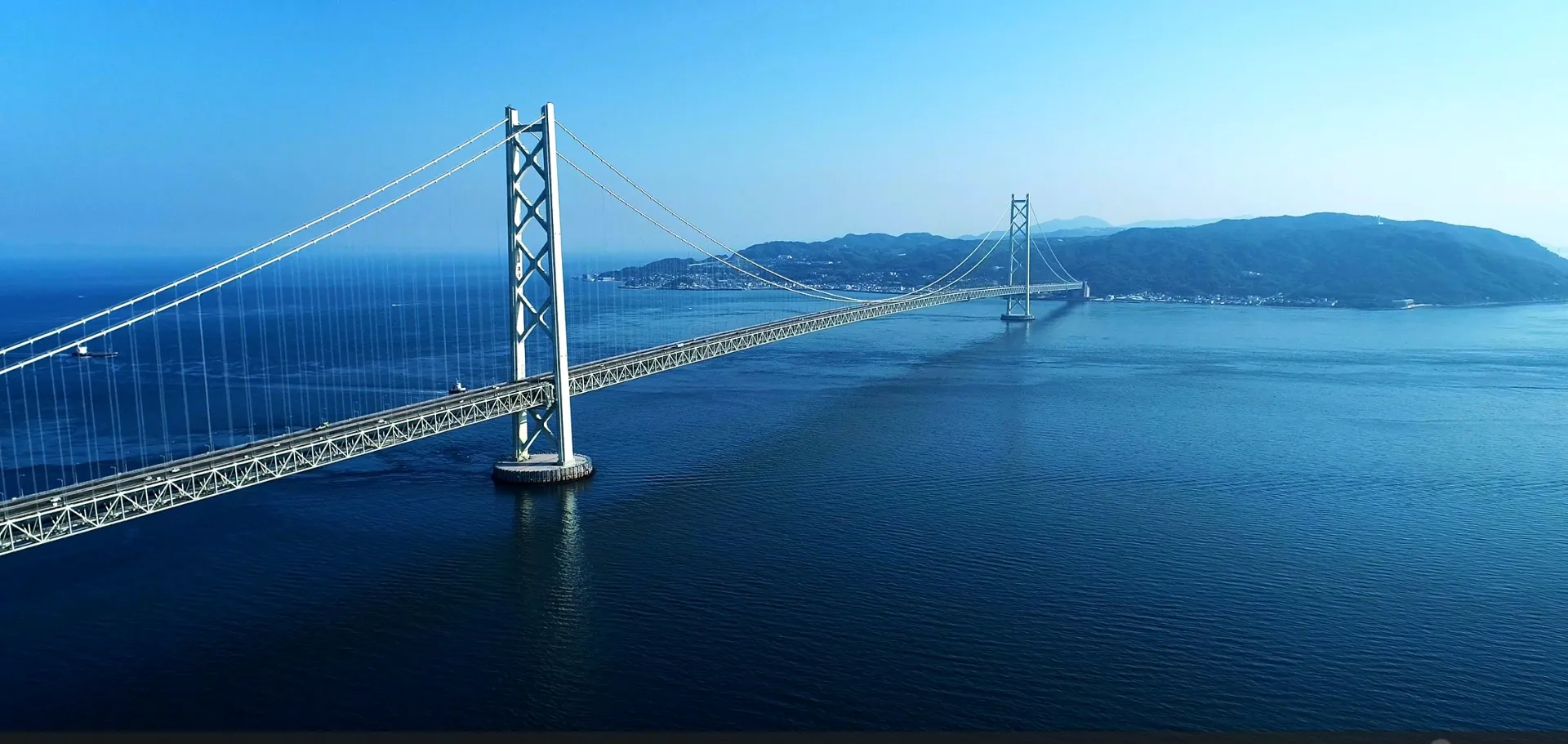 ドローン空撮イメージ：明石海峡大橋の上空写真（スカイブレックス撮影）