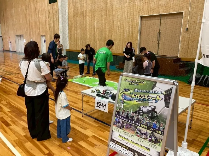 体育館で開催されたドローンシュート体験会イベントの様子（日本ドローンシュート協会 東京支部）