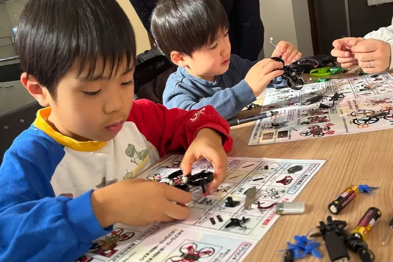 荒川区の子どもドローン教室 KIDS DRONE西尾久校でドローンの組み立てに夢中になる子どもたち
