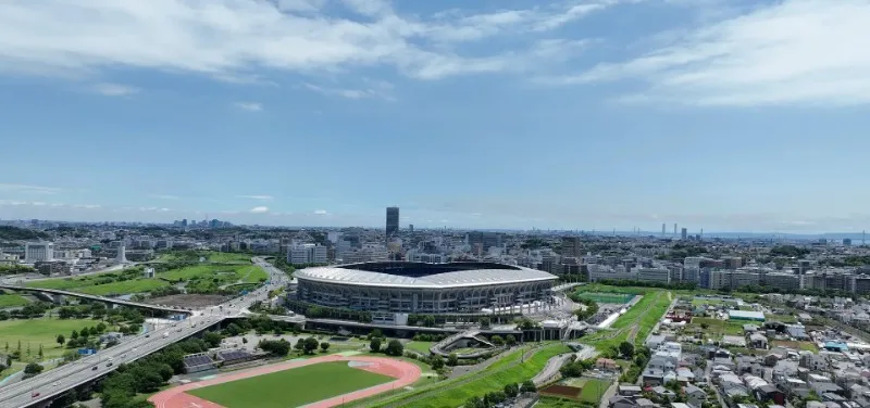 ドローンで空撮した日産スタジアムと横浜の街並み（スカイブレックス撮影イメージ）