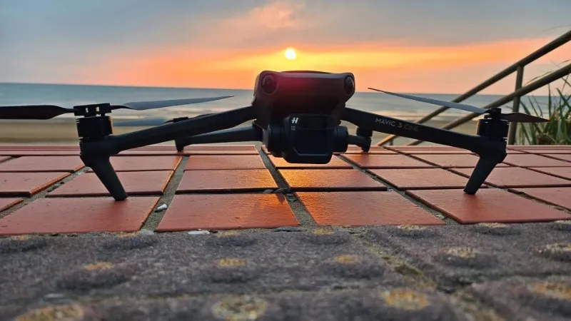 スカイブレックスの空撮使用機材 DJI Mavic 3 Cine（夕暮れの海辺にて）