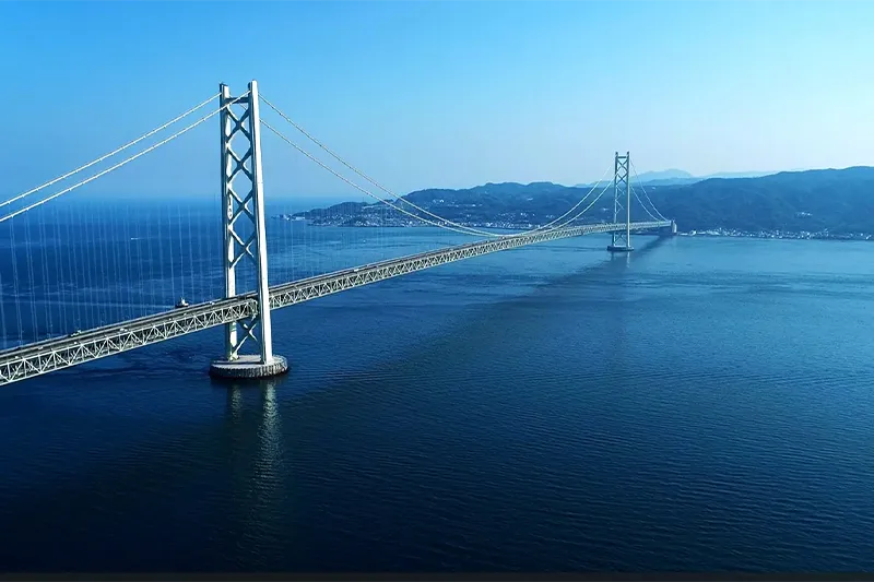 ドローン空撮イメージ：明石海峡大橋の上空写真（スカイブレックス撮影）